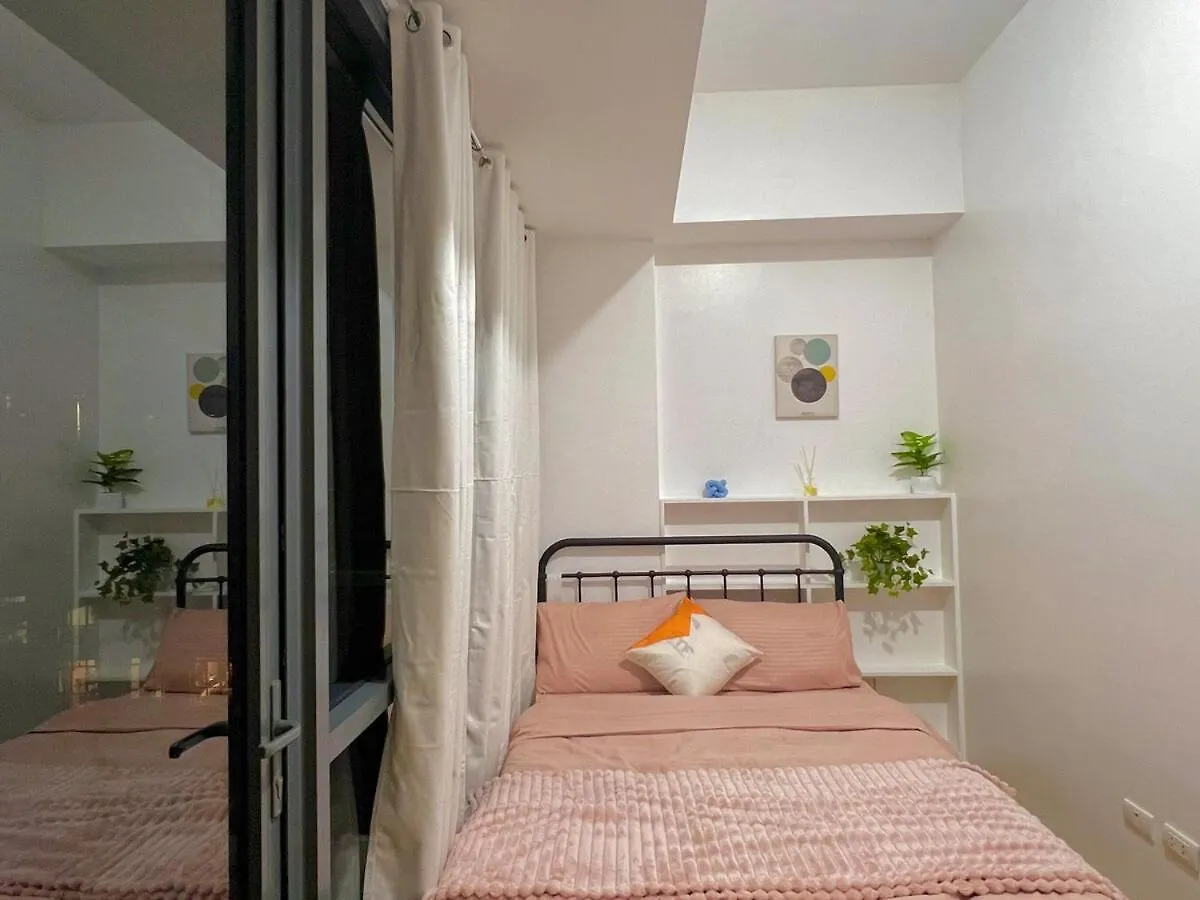 2 Bedroom Condo & Parking At 81 Newport Boulevard - Across Naia Terminal 3 Manila 0*,