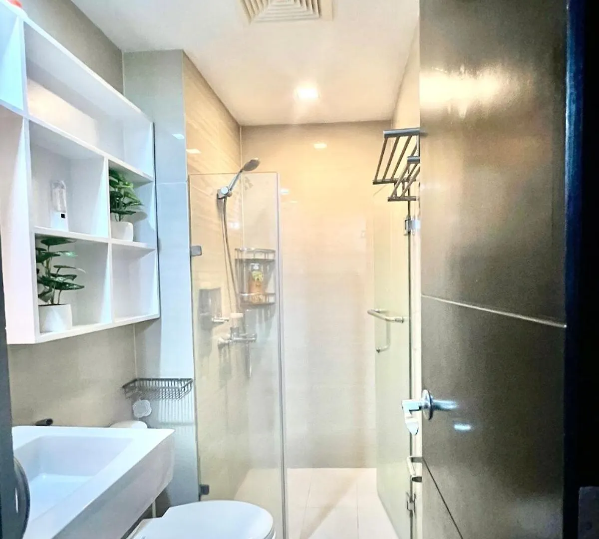 2 Bedroom Condo & Parking At 81 Newport Boulevard - Across Naia Terminal 3 Manila 0*,