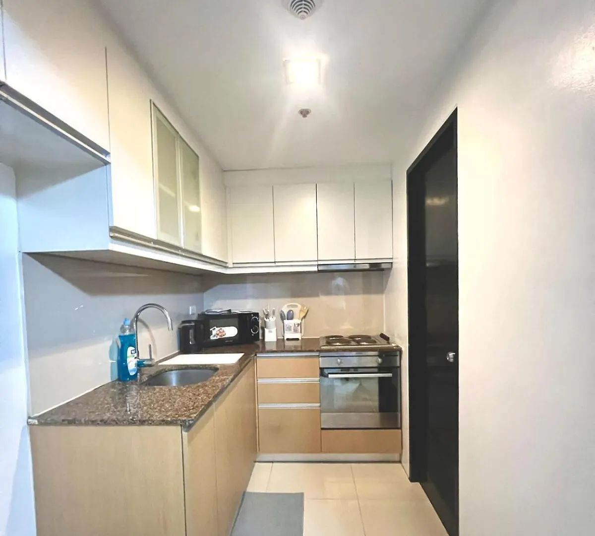 Apartment 2 Bedroom Condo & Parking At 81 Newport Boulevard - Across Naia Terminal 3 Manila