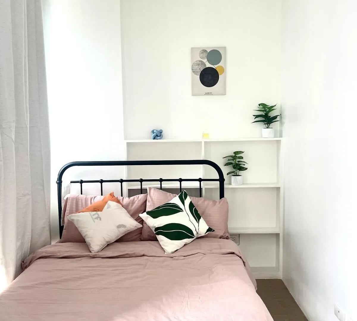 2 Bedroom Condo & Parking At 81 Newport Boulevard - Across Naia Terminal 3 Manila